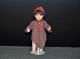Sammler Porzellanpuppe mit Stoffkleidung & Stand – ca. 45 cm