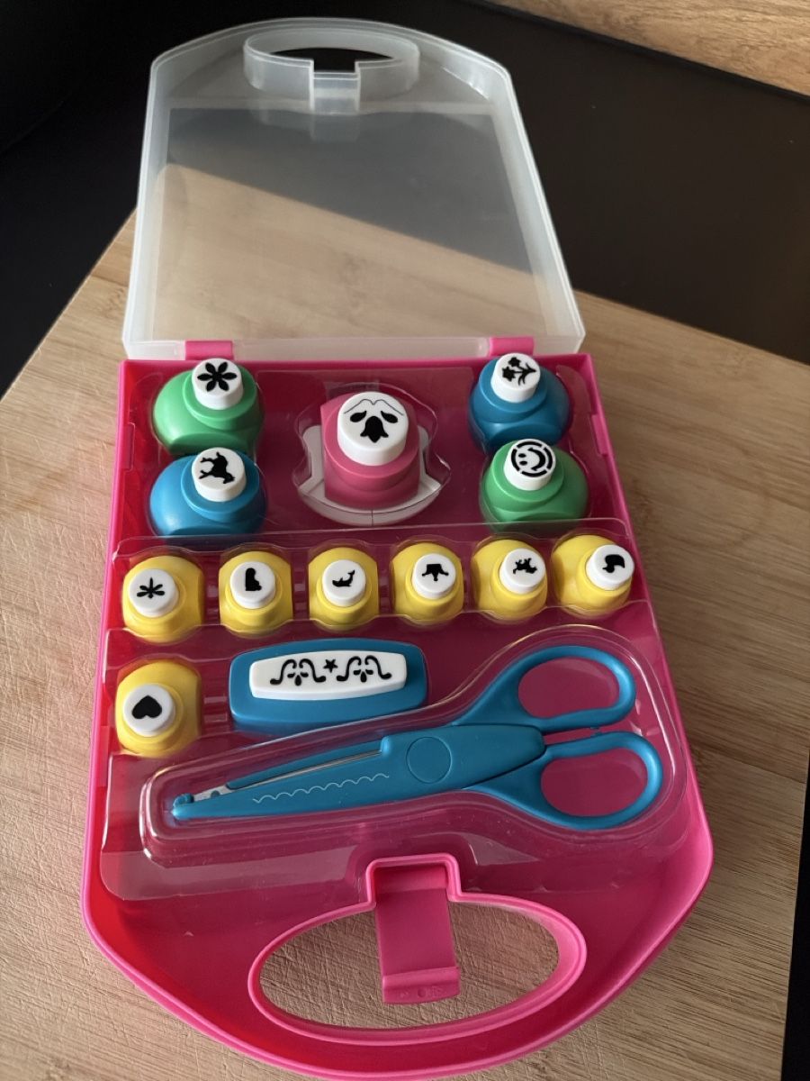 Bastelsets: Craft Punch/Stamp Set with Scissors, almost new – Gebraucht aus Montreux von TStudio 1