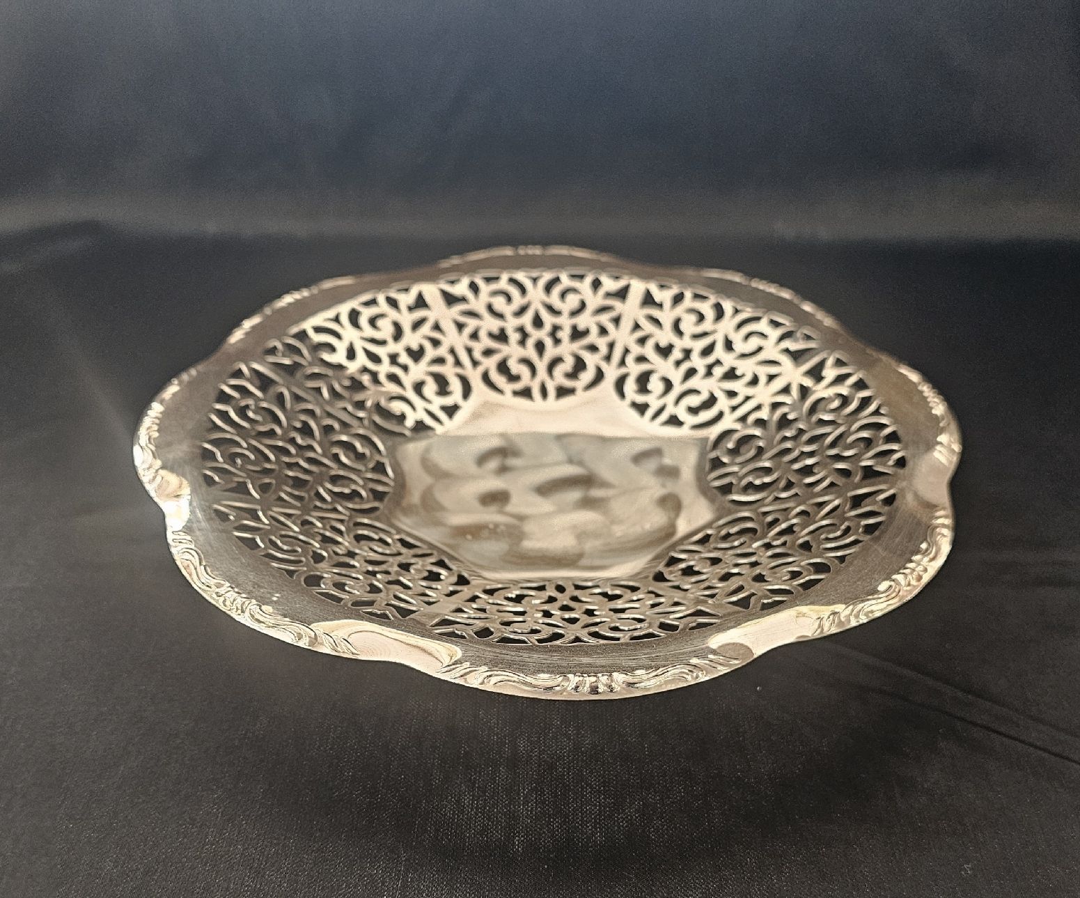 Ciotole: Silberne Schale mit Durchbruchmuster, Durchmesser 24 cm – Usato da Wangen b. Olten venduto da ErikaK06