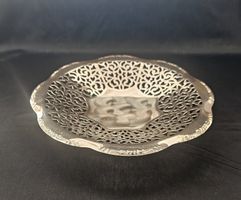 Silberne Schale mit Durchbruchmuster, Durchmesser 24 cm