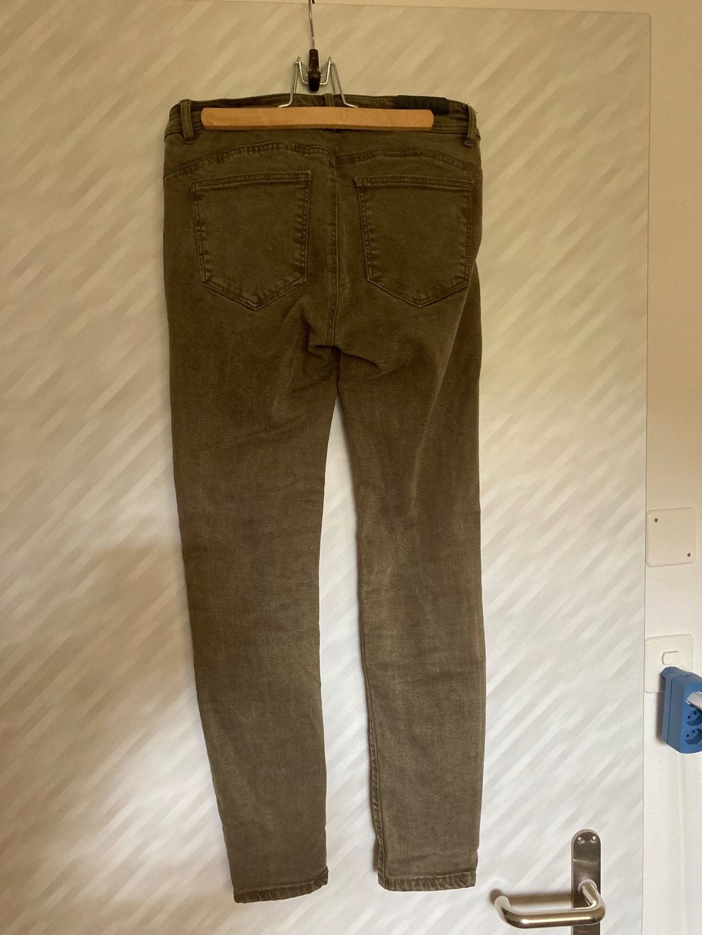 Zara Jeans: Eng anliegende Jeans 36 khaki – Gebraucht aus Kestenholz von zweite_chance 3