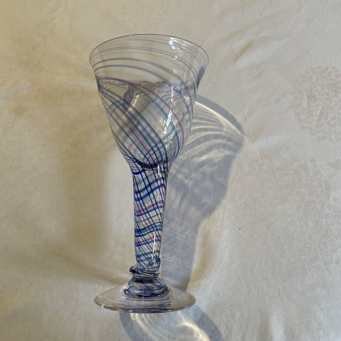 Bicchieri: Eigenwilliger Glas Pokal mit farbigen Streifen – Usato da Liestal venduto da Coutellerie