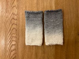 Handgestrickte Pulswärmer Amedisli  Weiss- Grau