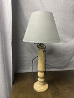 Tischlampe Holzfuss mit grauem Lampenschirm