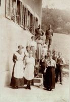 Foto: Gasthaus mit Bediensteten und Soldaten