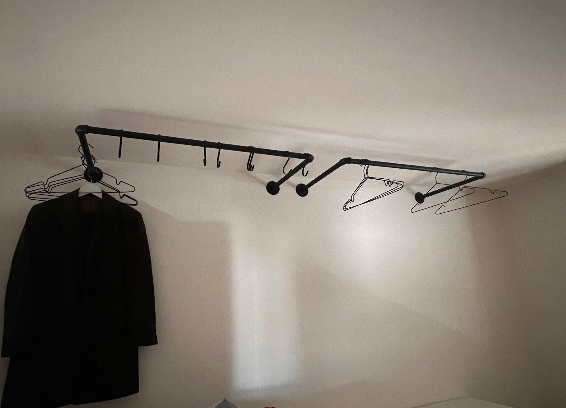 Pamo. Guardaroba: Pamo Design Kleiderstange Hang Low – Usato da Reinach BL venduto da Darcia