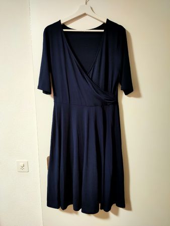 Elegantes, Dunkelblaues Kleid - perfekt für den Herbst!