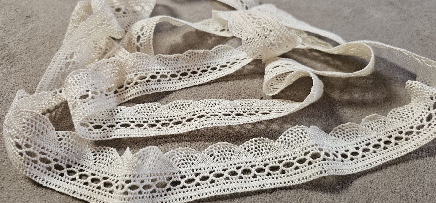Nastri decorativi: Spitzenband beige 3 cm breit 2 .10 Meter neu – Nuovo (secondo la descrizione) da Ferden venduto da jemyce