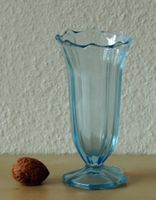 Vase art déco en verre pressé bleu, Tchécoslovaquie, 30-40s