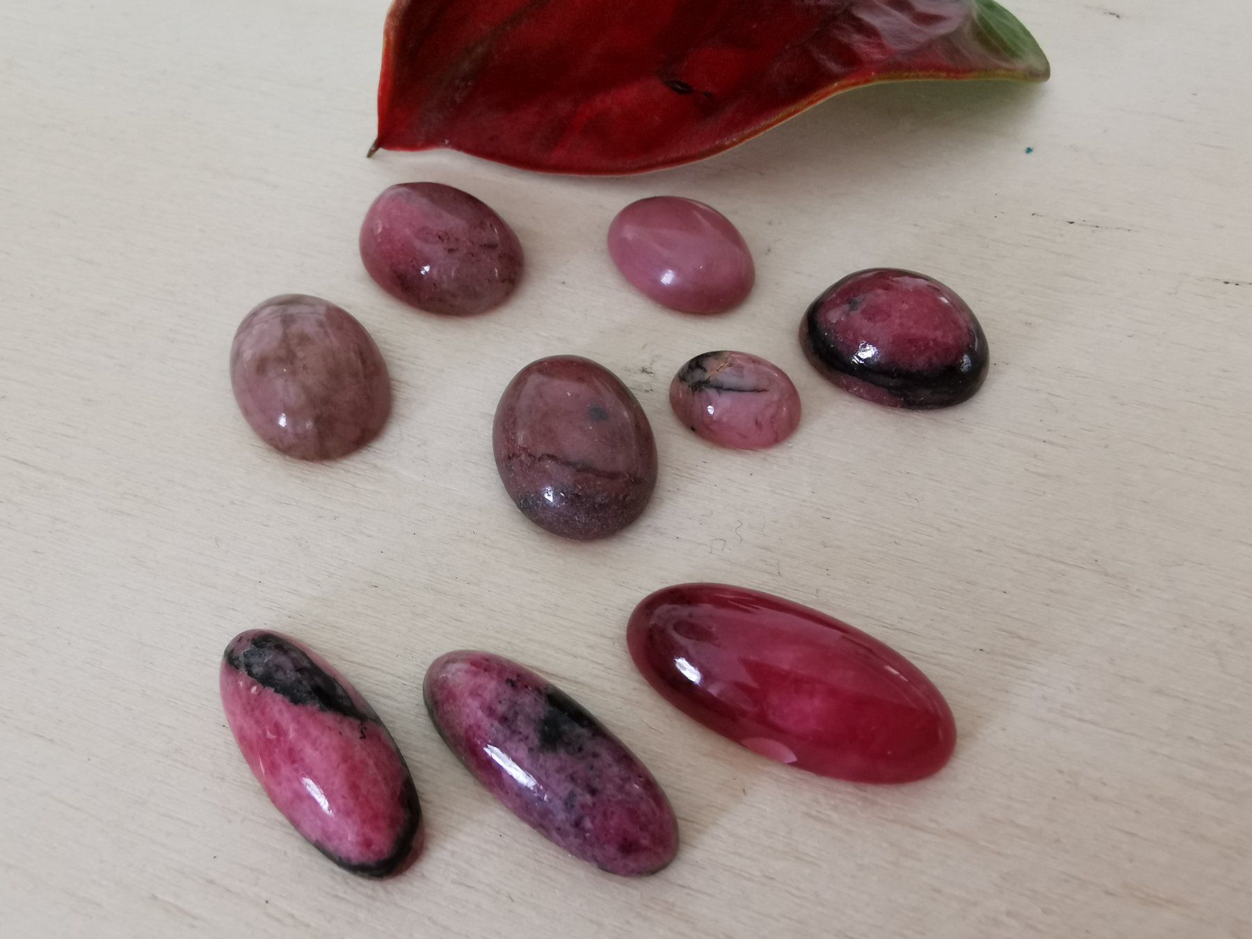 Edelsteine: 9 Stk. Rhodonit  Edelstein - Cabochon – Neu und originalverpackt aus Dierikon von Buntspecht-10 5
