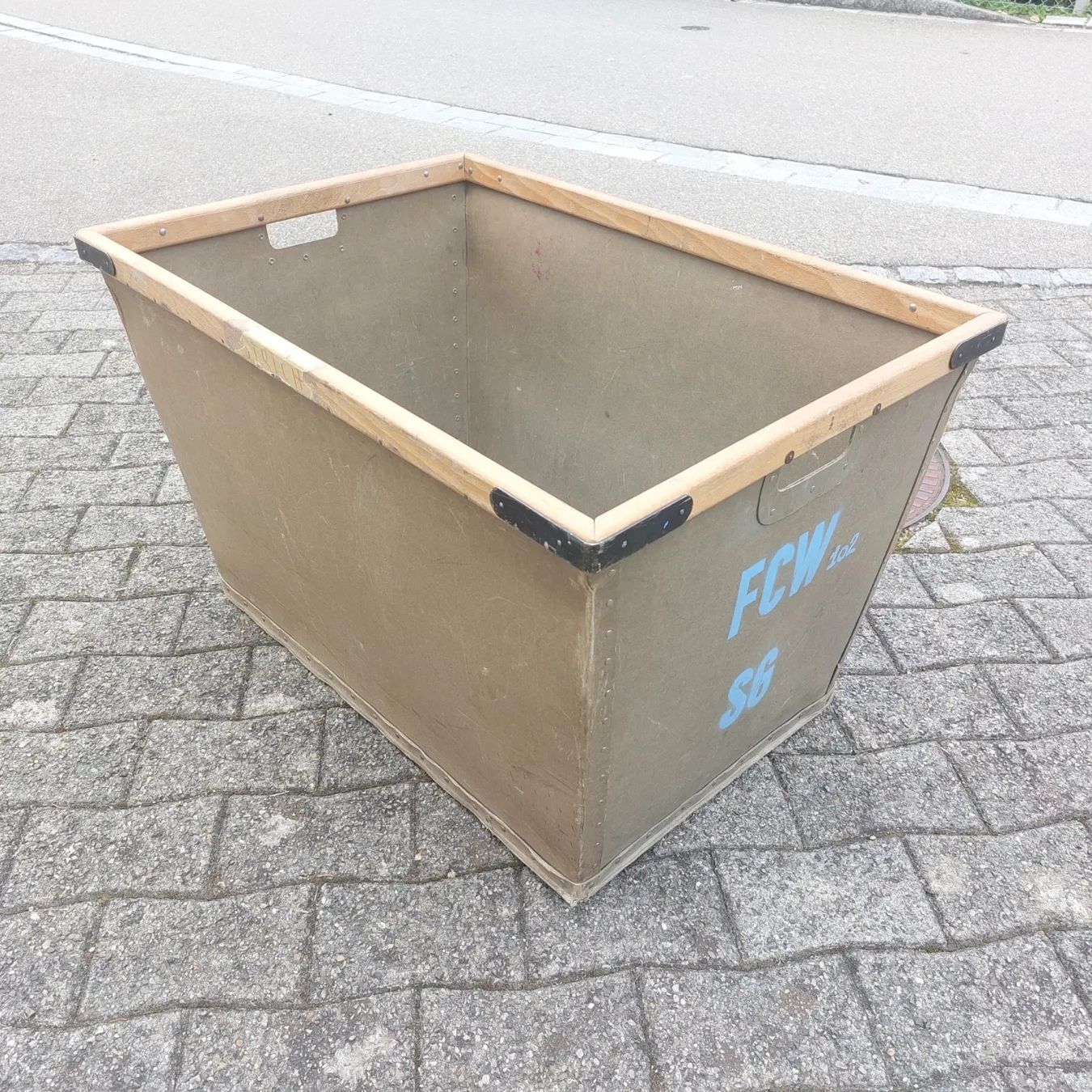 Transportkisten: Grosse Transportkiste, Vulkanpapier – Gebraucht aus Niederuzwil von wolkenlos80
