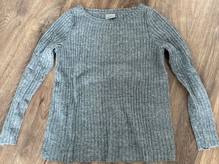 Grauer Pullover