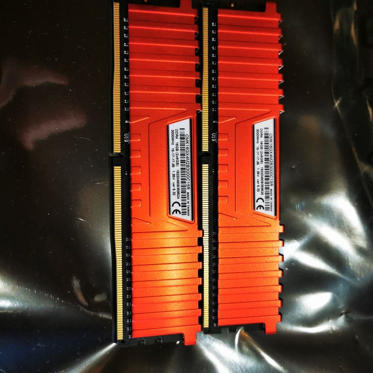 2 mal 8 GB DDR4 Corsair Vengeance Red 3000 RAM (Gebraucht) in ...