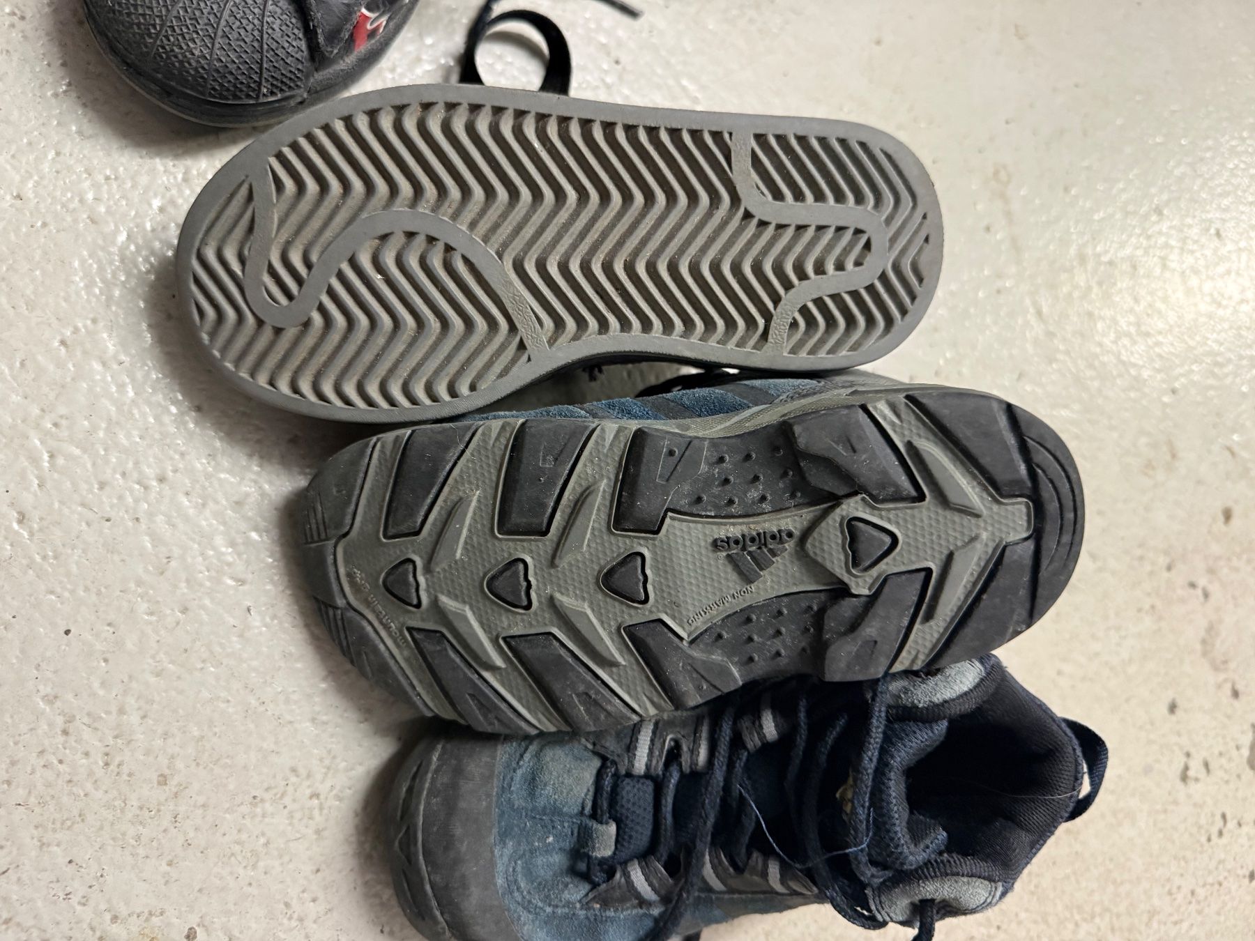 Adidas Scarpe per ragazzi: Zwei Paar Adidas Schuhe – Usato da Winkel venduto da gatta 1