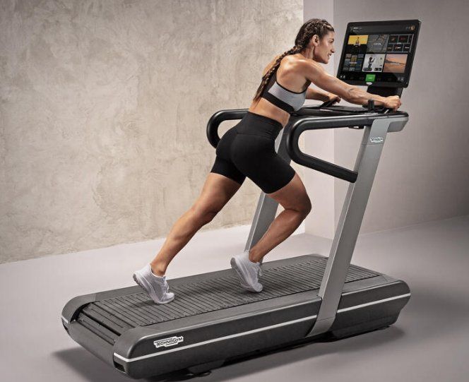 Technogym Hometrainer: Technogym Laufband "Run" – Usato da Bassersdorf venduto da Gebot 1
