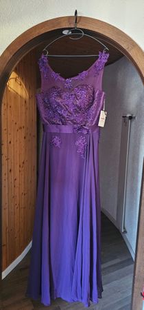 Abendkleid lila mit Stickerei neu mit Etikett Grösse 38