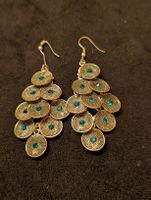 Boucles d'oreilles avec pierres turquoise.