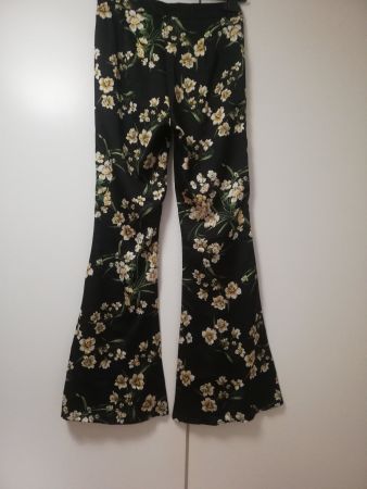 Pantaloni a zampa fiorati, perfetti per la primavera!