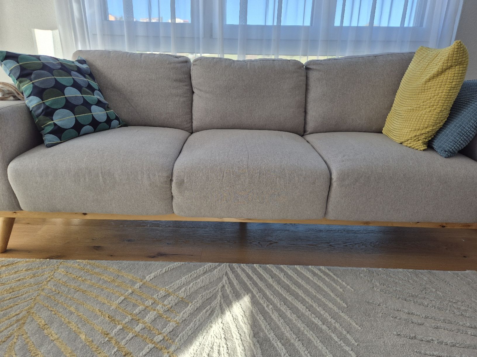 Divani: Zwei graue Sofas mit Holzbeinen in gebrauchtem Zustand – Usato da Herisau venduto da Palmi 2