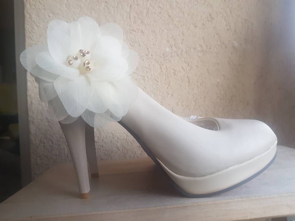 Damenschuhe: Escarpins blancs à fleurs  T.39 – Gebraucht aus Genève von sop_kbp2 1