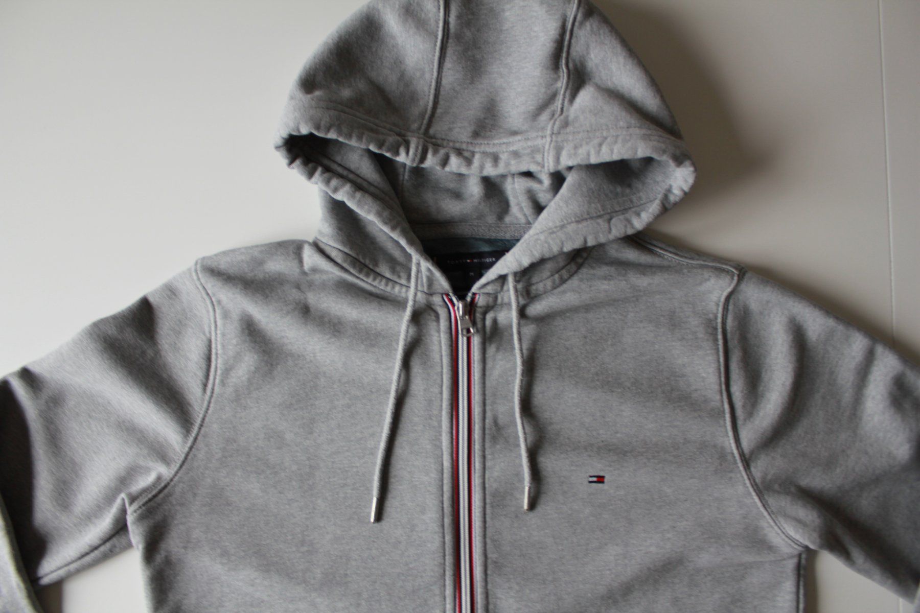 Tommy Hilfiger Pullover & Sweatshirts: Veste zippée à capuche Tommy Hilfiger t. M – Gebraucht aus Peseux von Gilloss 1