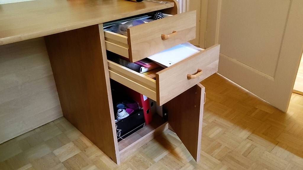 Scrivanie: Bureau en bois avec espaces de rangement – Usato da Fribourg venduto da PhilOctet 2