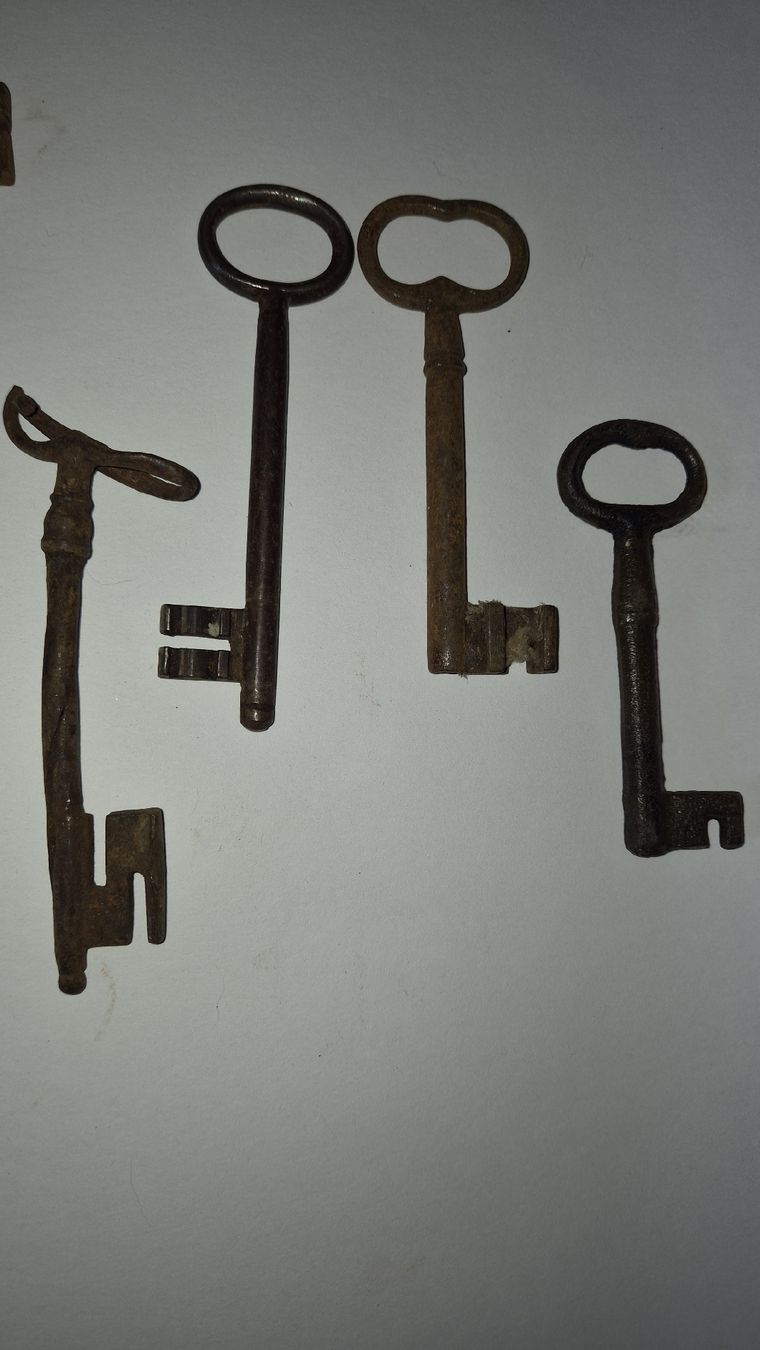 Chiavi: antike Schlüssel 4 Stk – Usato da Kölliken venduto da Upcycling-by-Mc-TAM