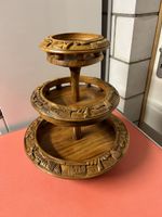 3-stufige Holz Etagere, handgeschnitzt, sehr Schön.
