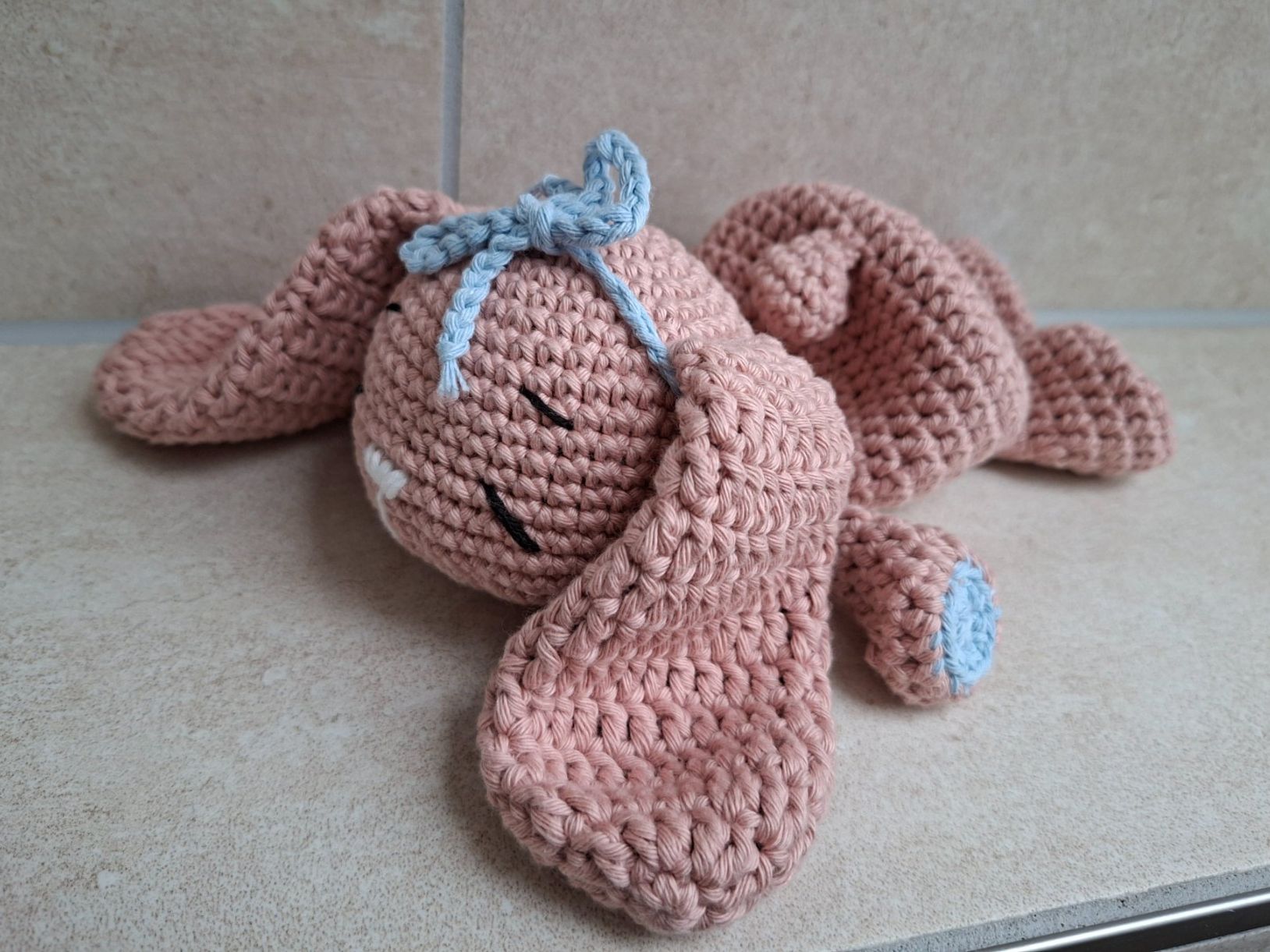 Jouets: Gehäkelter Schnuffelhase – Neuf (Voir description) à Waltenschwil par PlantAddict 1