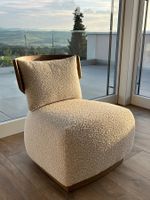 Tikamoon Loungesessel aus Holz / ecrufarbener Bouclé Stoff