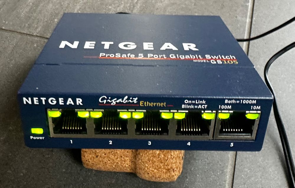 Netgear 5 Port Giga Switch (Gebraucht) in Bäch SZ für CHF 8 – mit ...