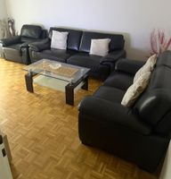 Wohnwand mit Sofas und Wohnzimmertisch (Ohne Fernseher)