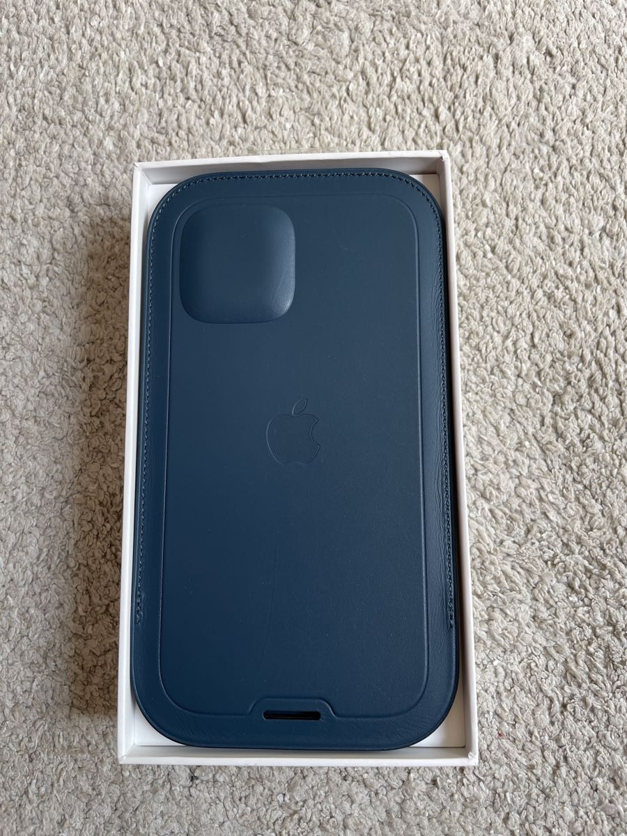 Apple Cover & Protezioni schermo: iPhone 12 / 12 Pro Leather Sleeve with MagSafe - Blue – Nuovo (secondo la descrizione) da St.Gallen venduto da 30books 2