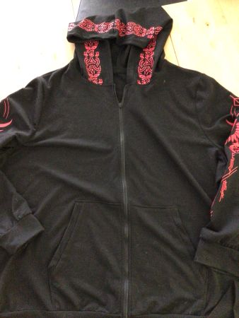 Sweatjacke  schwarz mit roten Symbolen Grösse 48