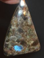 Anhänger L-4786 – Schwarzer Larvikite 32x23x6mm 40 Karat