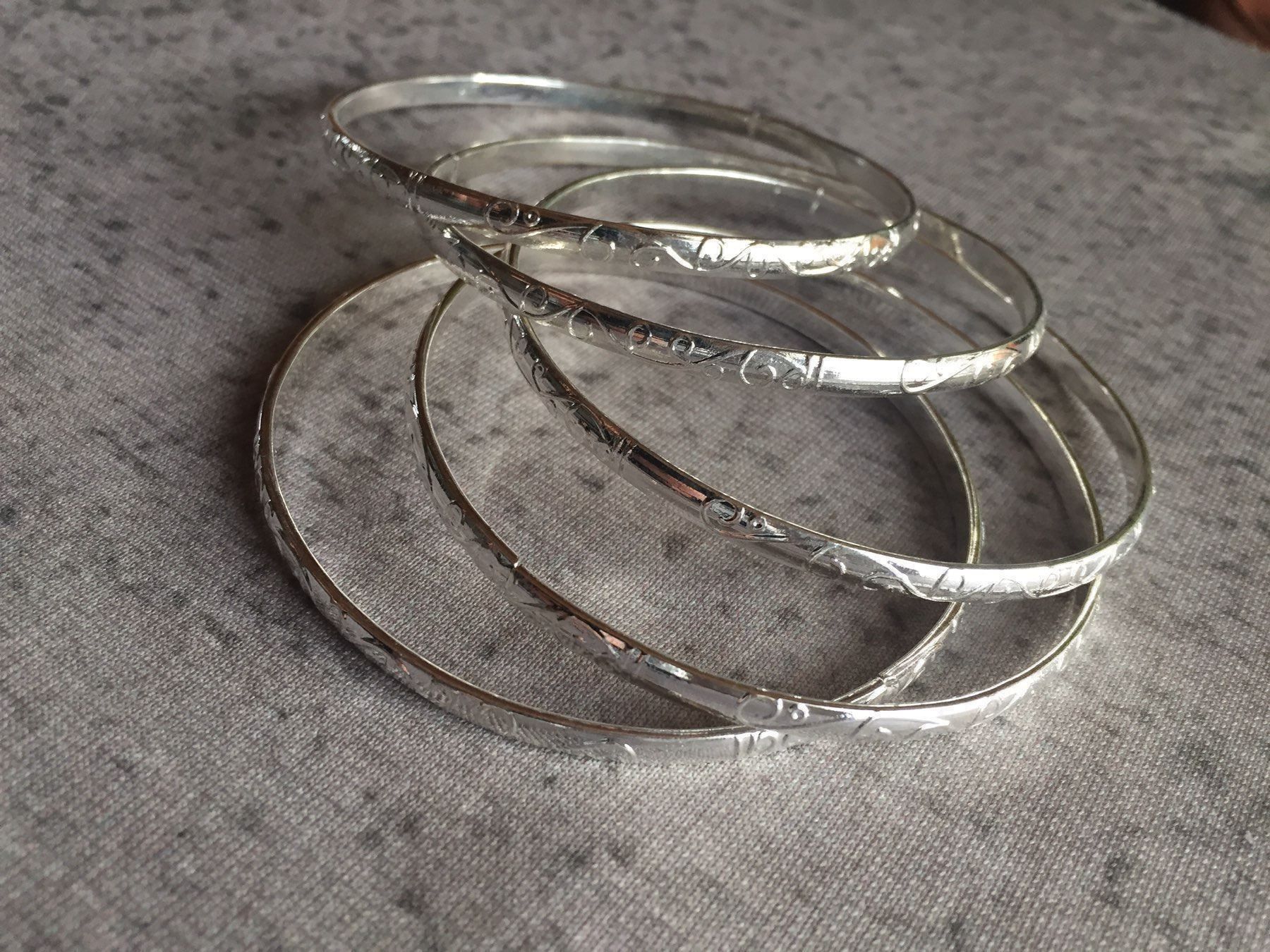 Bracciali & Braccialetti: Fünf Armreife - Versilbert / Neu – Nuovo e nell'imballaggio originale da Buchs AG venduto da fischli610 1