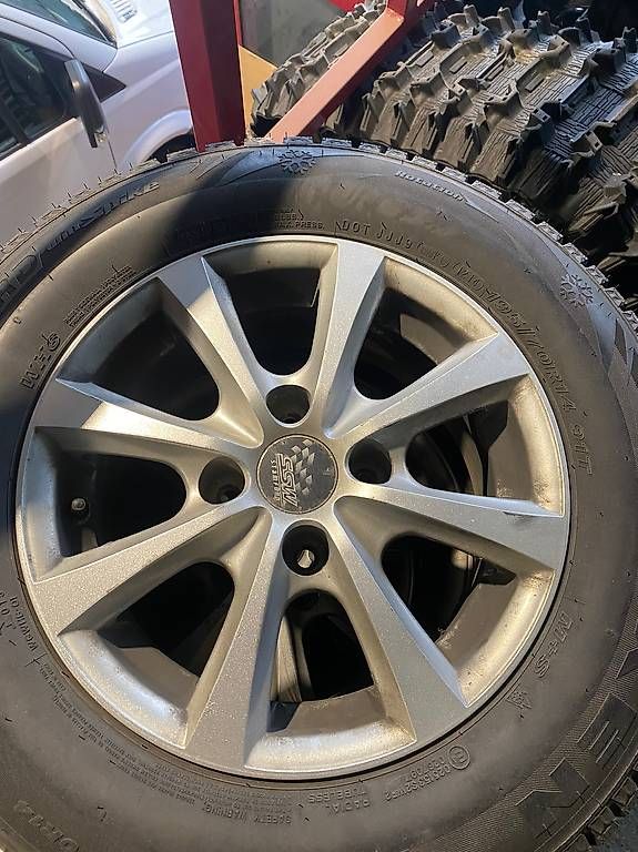 Pneumatici & Ruote complete: 4 roues complètes avec pneus cloutées – Usato da Yverdon les bains venduto da Tquad1400 4