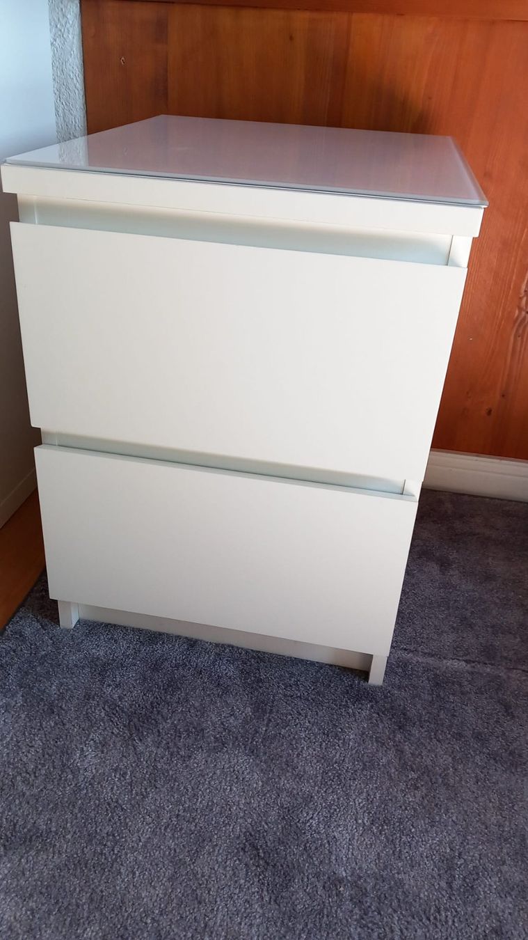 Ikea Comodini: Schubladenmöbel Nachttisch Malm/IKEA mit Glasplatte – Usato da Pieterlen venduto da xernice