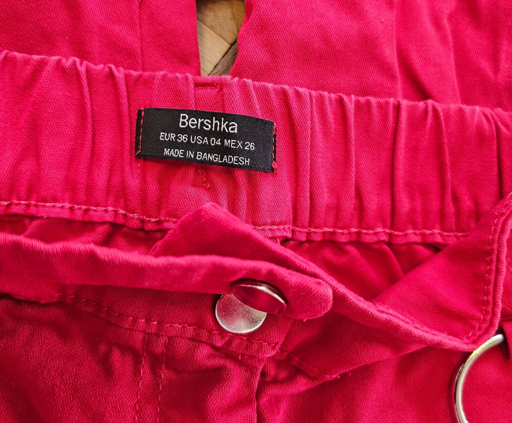 Bershka Pantaloni: Rote Cargohose Bershka Gr. 36 stylisch – Usato da Füllinsdorf venduto da Sunnebliemli7 4