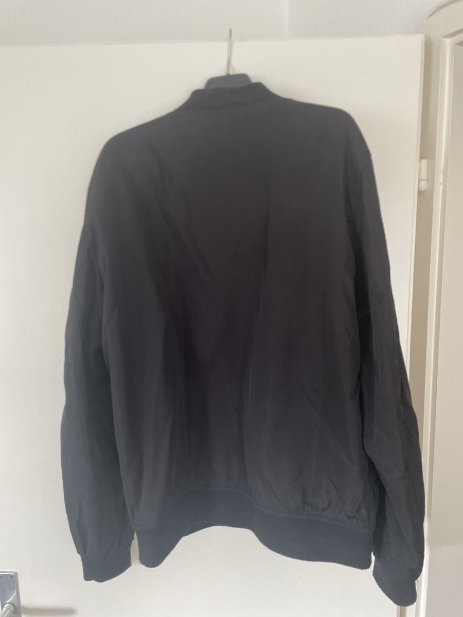 Bershka Giacche: Schwarze Übergangsjacke Grösse L – Usato da Luzern venduto da NitchDT 1