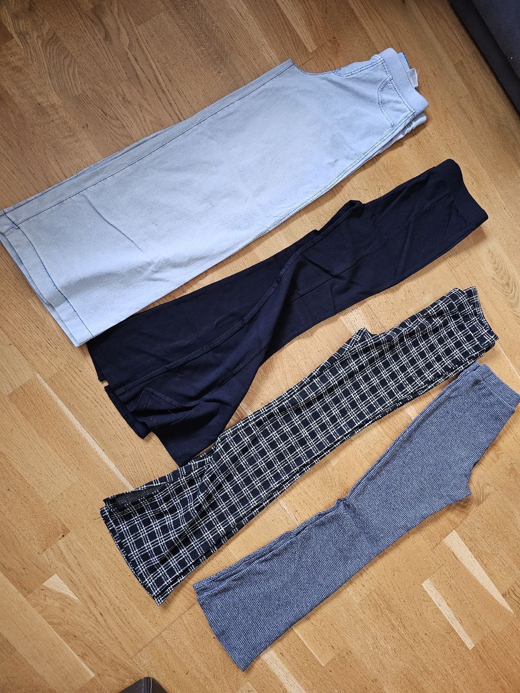 Kleiderpakete & -sets: Hosenset 140/146 – Gebraucht aus Landquart von scharlachroti 1