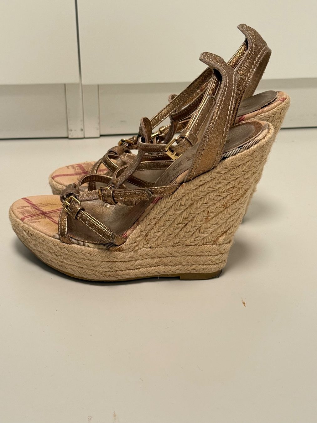 Burberry Scarpe da donna: Burberry Sandalen Gr 35 – Usato da Zug venduto da CarolineRunge
