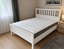 lit blanc avec matelas