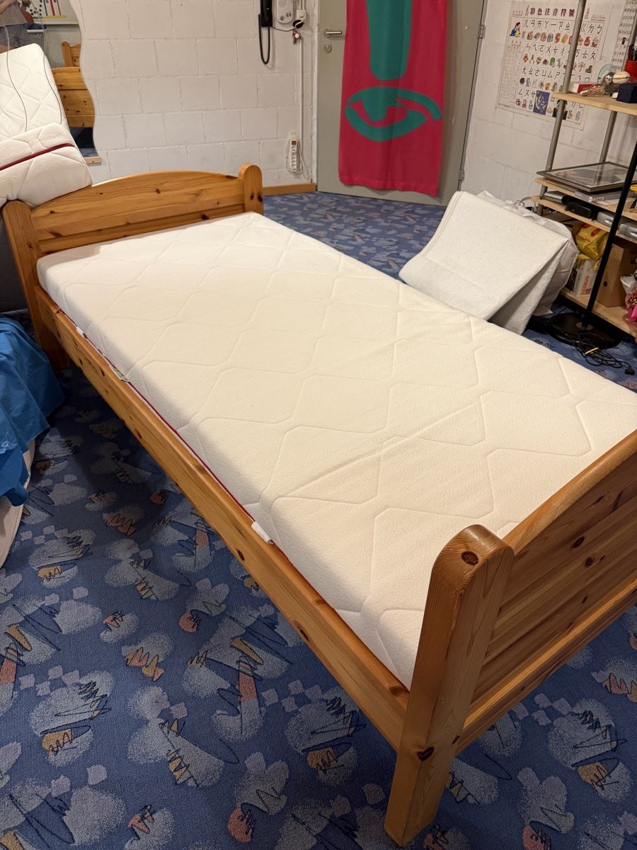 Letti: Holzbett 90cm x 200cm mit Matratze – Usato da Bern venduto da Wil.Wayne 1