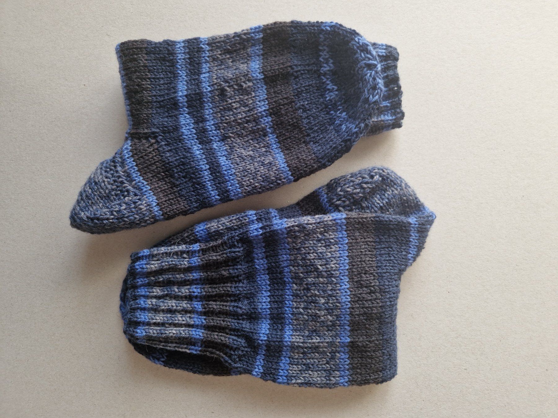 Calze: handgestrickte Socken Gr. 43, blau-braun gestreift – Nuovo (secondo la descrizione) da Ursenbach venduto da gruenblau 2