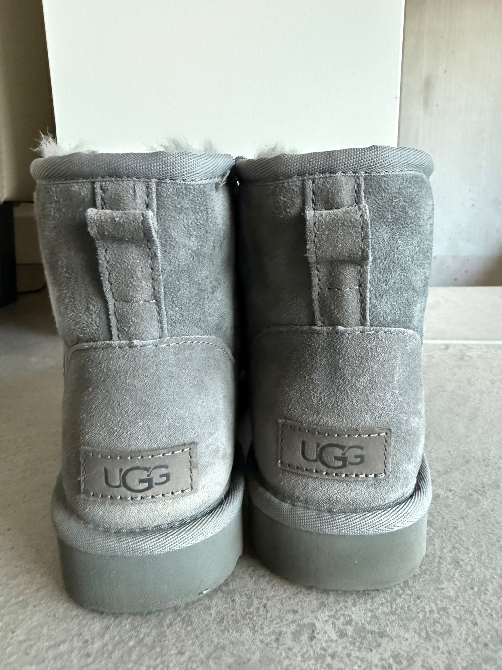 Ugg Scarpe da donna: CLASSIC MINI II - Snowboot/Winterstiefel - grey – Usato da Pfäffikon ZH venduto da Mungg7000 1