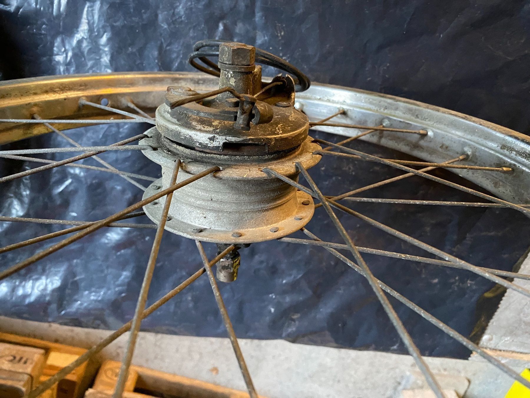 Parti ricambio per ciclomotori: Roue velomoteur – Usato da Vevey venduto da Chupita-met 3