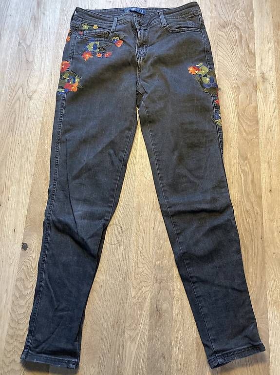 Zara Jeans: Zara Jeans schwarz mit Blumen – Usato da Steg im Tösstal venduto da mimu_87 1