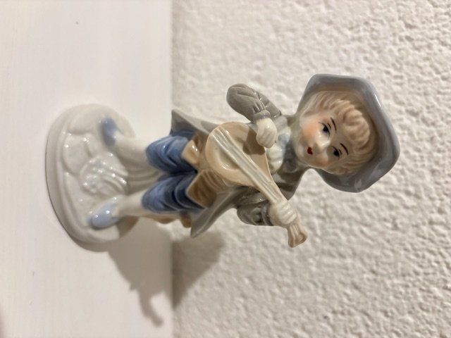 Statuette: Porzellanjunge mit Instrument – Usato da Bülach venduto da Gluecksgriff