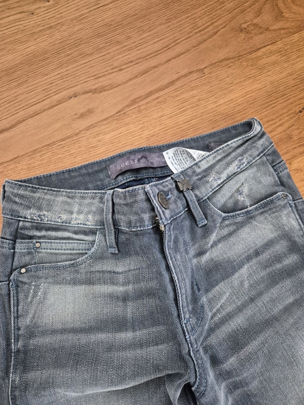 Guess Jeans: Guess Jeans, grau – Nuovo (secondo la descrizione) da Feusisberg venduto da cts_55rn 1